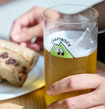 ビールを飲む男性